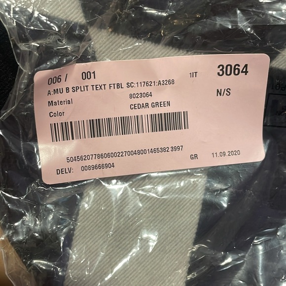 New unused Burberry Scarf - Picture 5 of 5